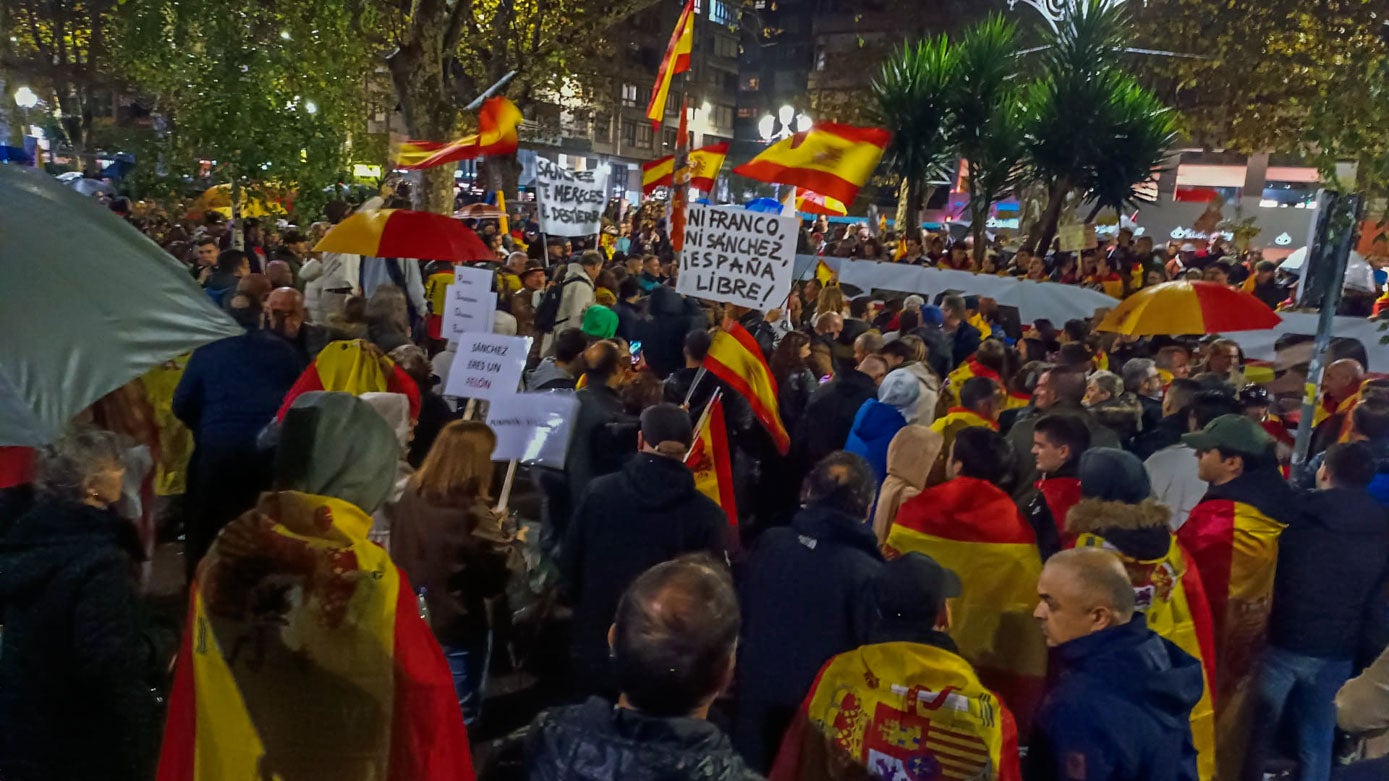 'Ni Franco, ni Sánchez, ¡España libre! Es uno de los lemas que se ha podido leer en la concentración ante la sede del PSOE, que ha reunido a más de mil personas.