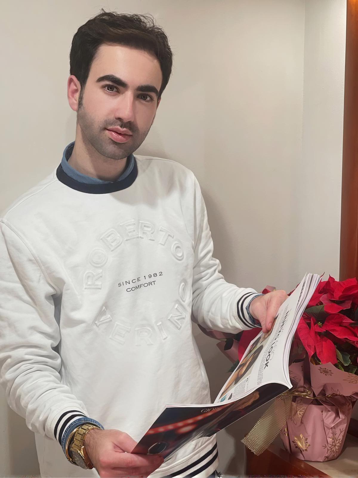 Diego Lainz mostrando orgulloso una revista en la que salió en un especial de Navidad.