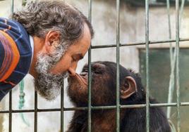 Hubert dando un beso a José Ignacio Pardo de Santayana.