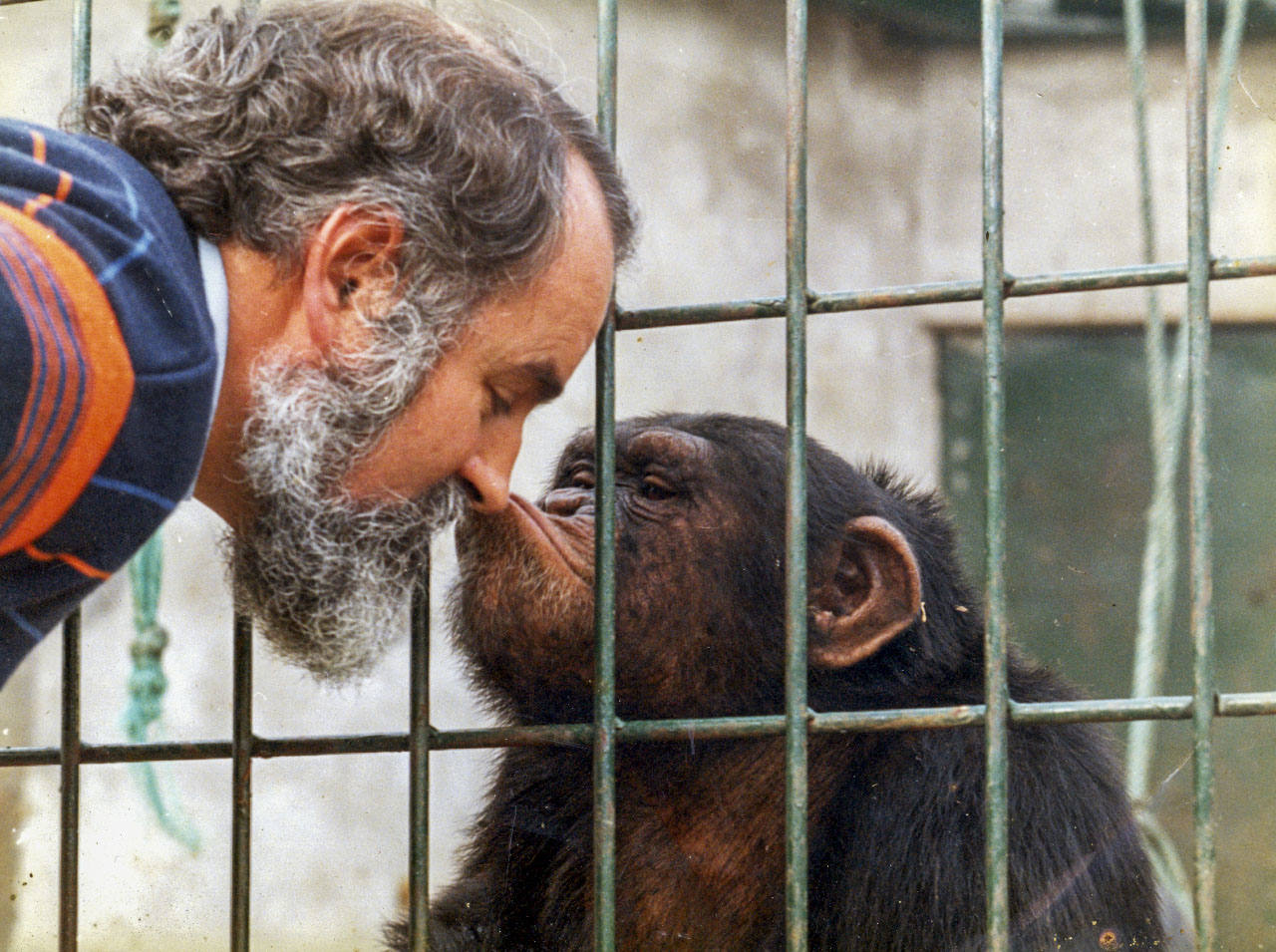 Hubert dando un beso a José Ignacio Pardo de Santayana.