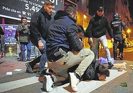 Sánchez se ata a Puigdemont y liga la legislatura a la negociación del referéndum