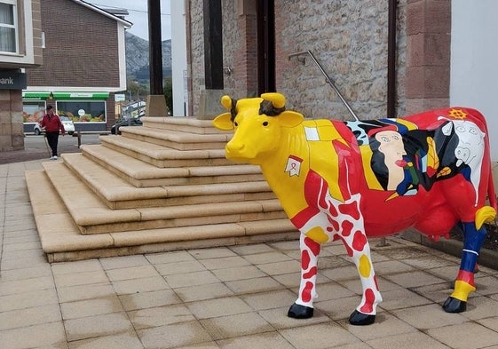 La «vanguardista» vaca junto a la entrada oeste del Ayuntamiento de San Felices.