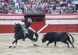 Guillermo Hermoso de Mendoza ante un toro de Romao Tenorio este año.