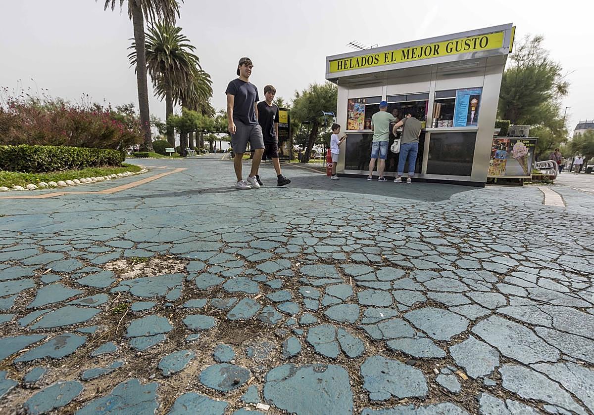 El pavimento de los Jardines de Piquío presenta en muchas zonas evidentes signos de deterioro.