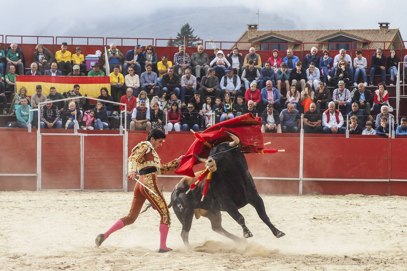 Juan Herrero da un pase de pecho a un novillo de Antonio Palla el pasado mes de julio. 