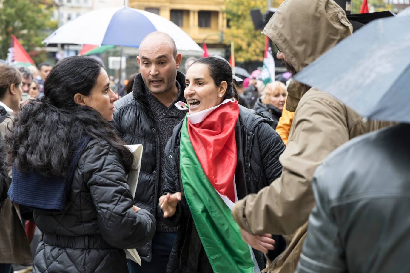 Una manifestante discute con una de las asistentes por una pancarta. 