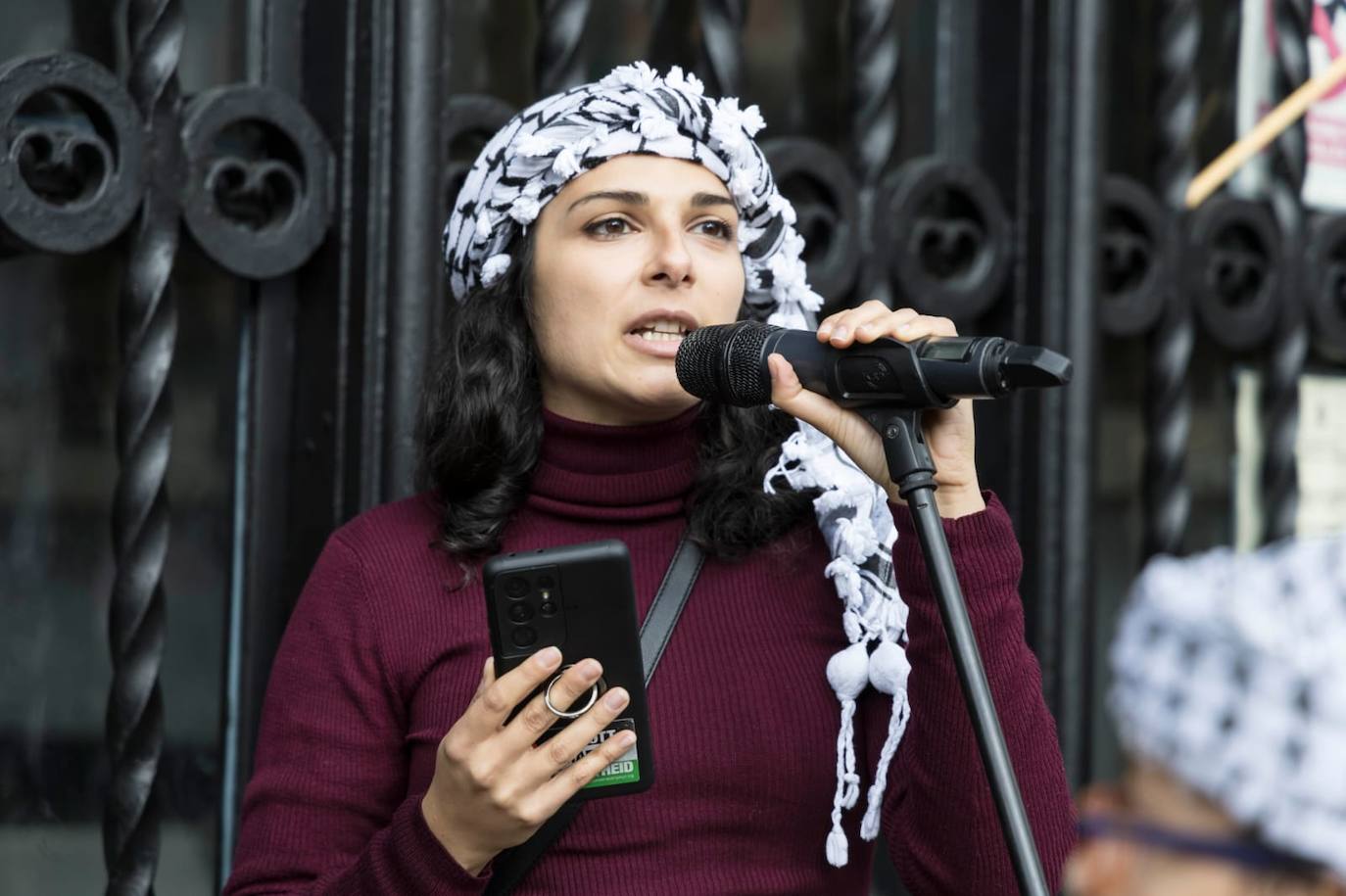 Dina Asfour se dirigió a los asistentes a la manifestación y leyó varias proclamas.