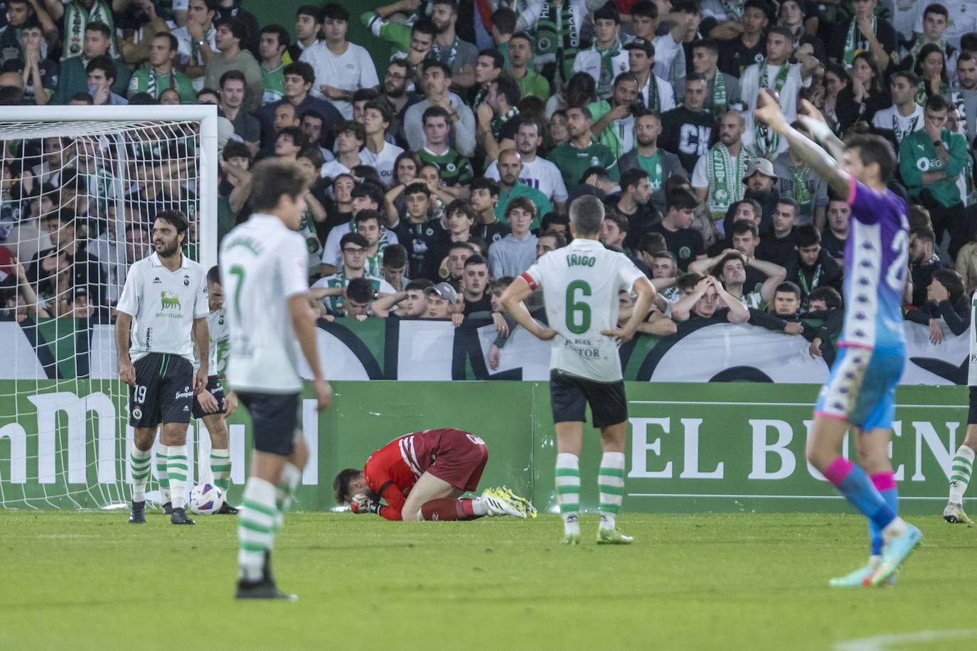 Ezkieta, desolado después del tercer y definitivo tanto, que festeja Kennedy.
