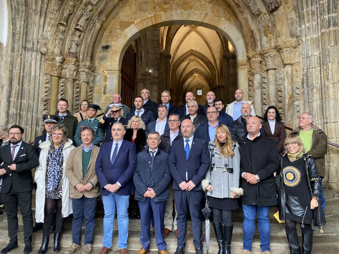 Las autoridades posan en la entrada de la Iglesia de Santa María.