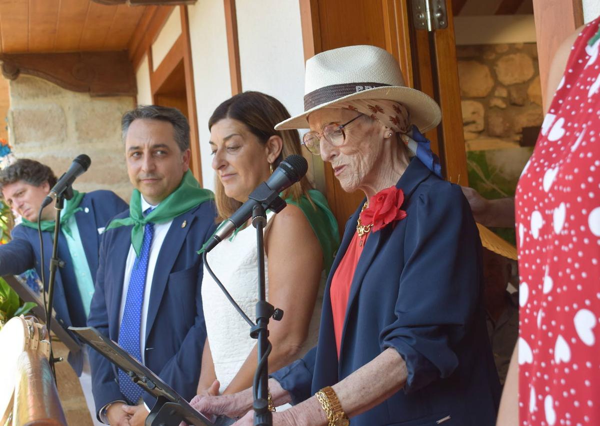 Imagen secundaria 1 - Gema Díaz Villegas, en Piélagos, en su última aparición pública, junto a la presidenta de Cantabria y el alcalde de Piélagos.