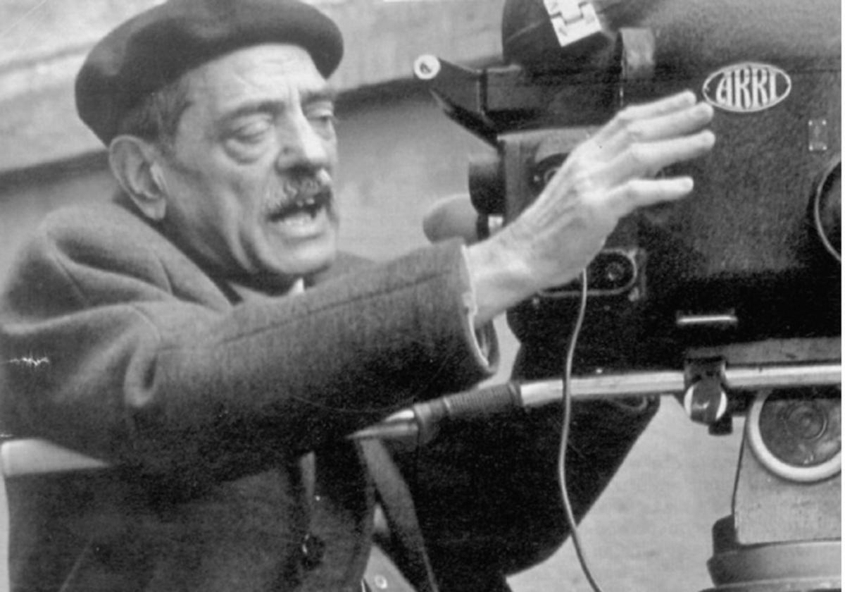 Retrato del cineasta Luis Buñuel durante un rodaje.