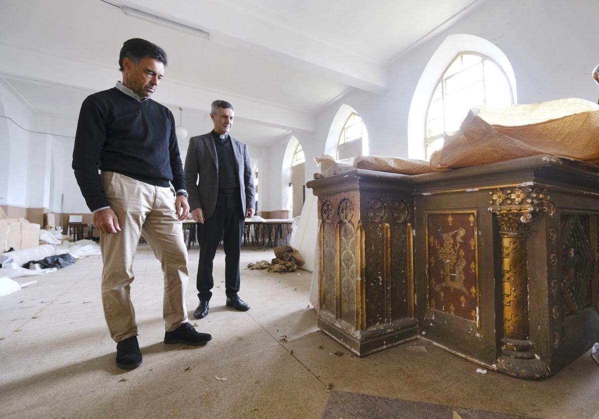 Isaac Gutiérrez y Antonio Gutiérrez, junto a una de las piezas de uno de los retablos.