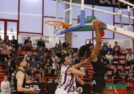 Derrick Walker trata de lanzar a canasta y un rival del Valladolid se lo impide