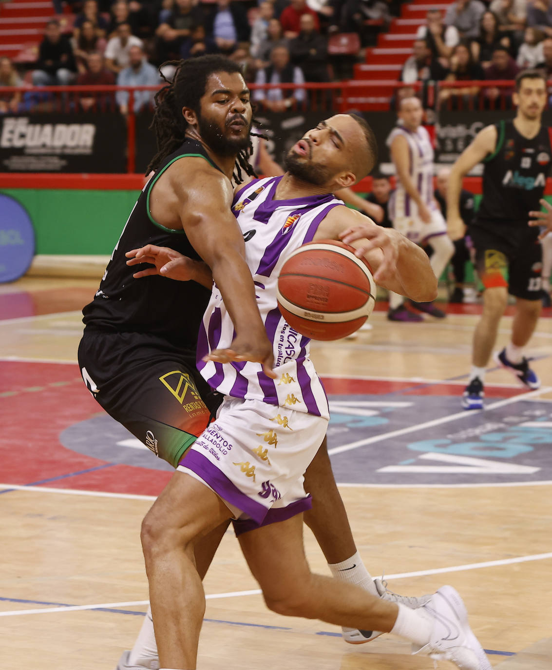 Derrick Walker brega con un rival del equipo pucelano. 