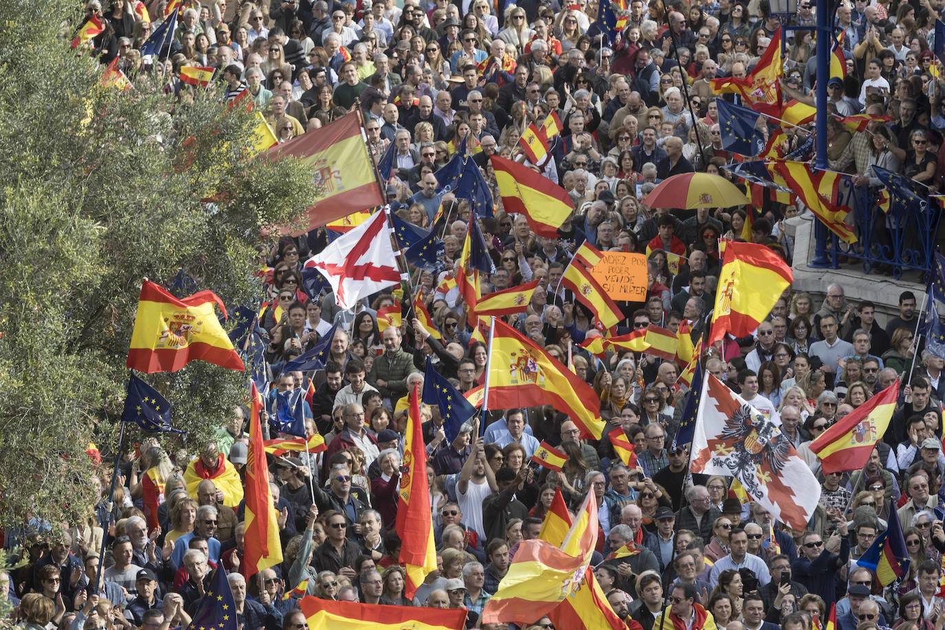 Antes de que empezara la concentración oficial, la plaza y las calles adyacentes ya estaban llenas