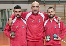 Rubén Múgica con su entrenador Tomás Ramos y Pedro Fernández posando con las medallas.