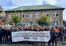 Protesta de los trabajadores de Gamesa Electric en Reinosa el mes pasado para defender un futuro para la fábrica.