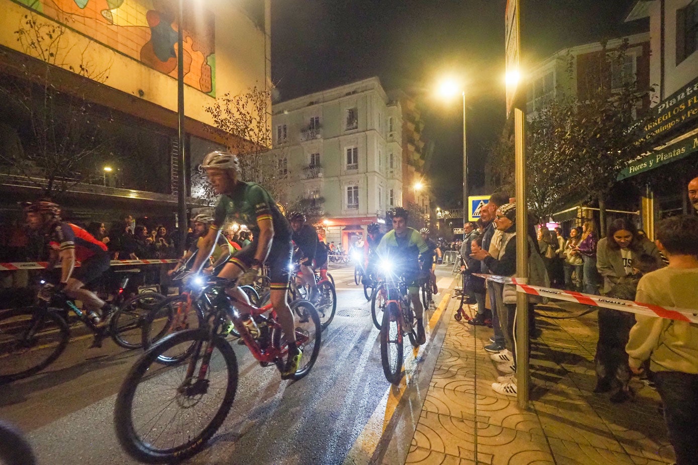 Los bikers, por una de las calles de Torrelavega.