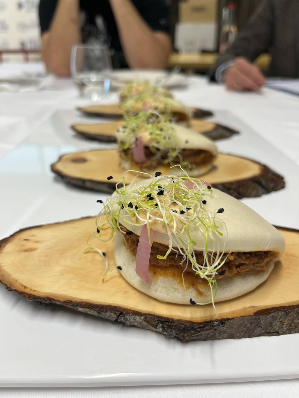 'Noni bao'. Pan bao de ternera, kimchi, cebolla encurtida y brotes. 