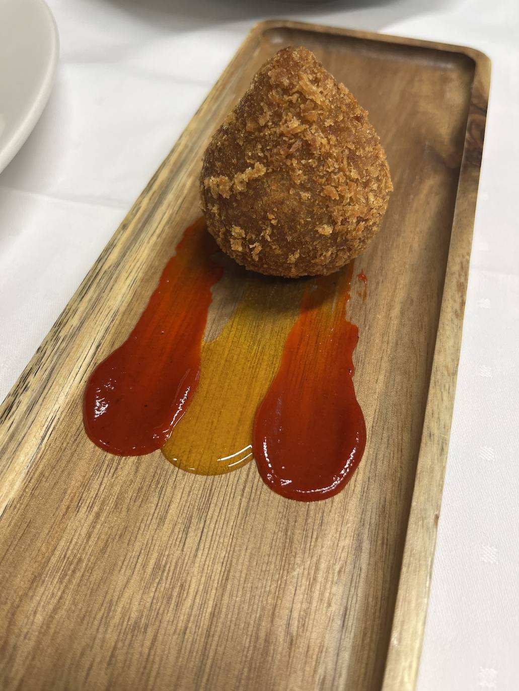 'Coxiñaolé'. Segundo clasificado como Mejor Pincho de Cantabria. 'Coxinha' de rabo guisado, confitura de piquillos y yema confitada. 