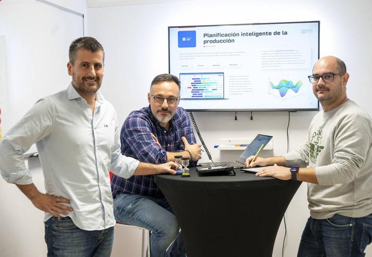 De izquierda a derecha, Marcos Díez y Miguel Sierra, cofundadores y gerentes de Soincon y Ángel Tezanos, director técnico.