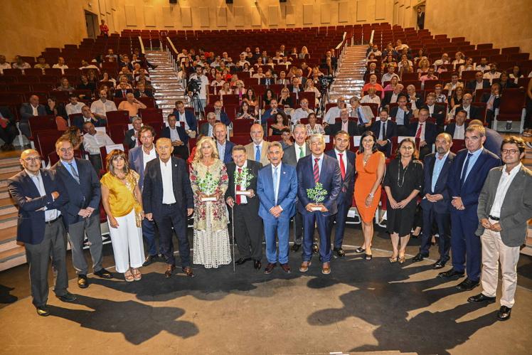 Foto de familia de la pasada edición de los Premios Emprendedores de Cantabria, celebrada en el Palacio de Festivales.