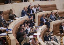 Pleno del Parlamento cántabro.