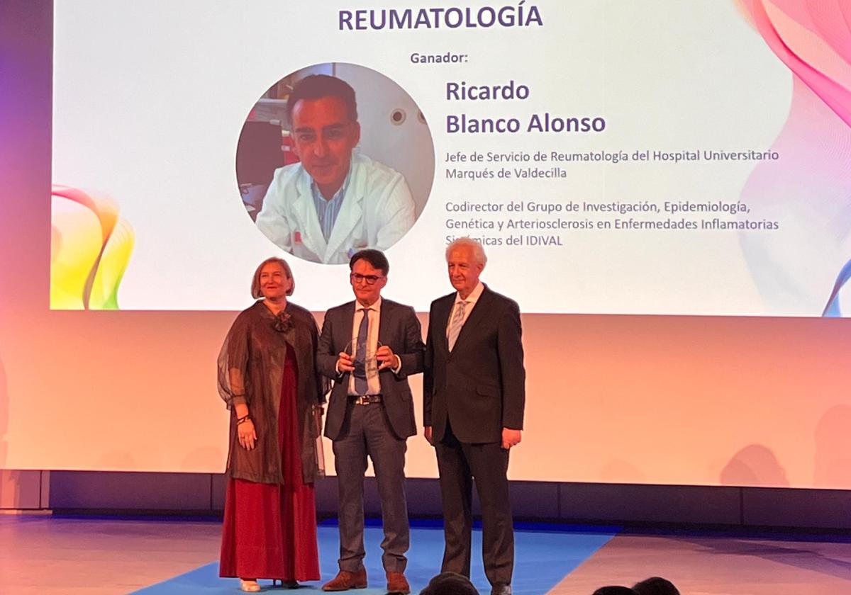 El médico de Valdecilla Ricardo Blanco gana el premio nacional de liderazgo en Reumatología