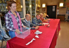 Esther Mendiguchía en el recuento final de los votos emitidos.