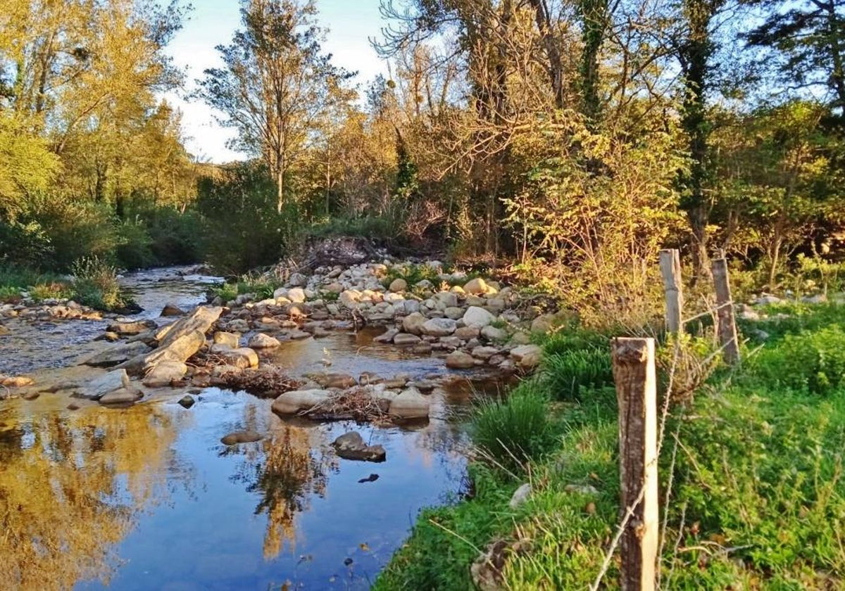 La margen izquierda del río ha perdido la escollera que tenía como protección, según los vecinos.