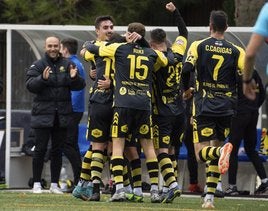 Los jugadores del Cayón se funden en un abrazo tras marcar uno de los dos goles en la eliminatoria ante el Ursaria que les dio el pase.