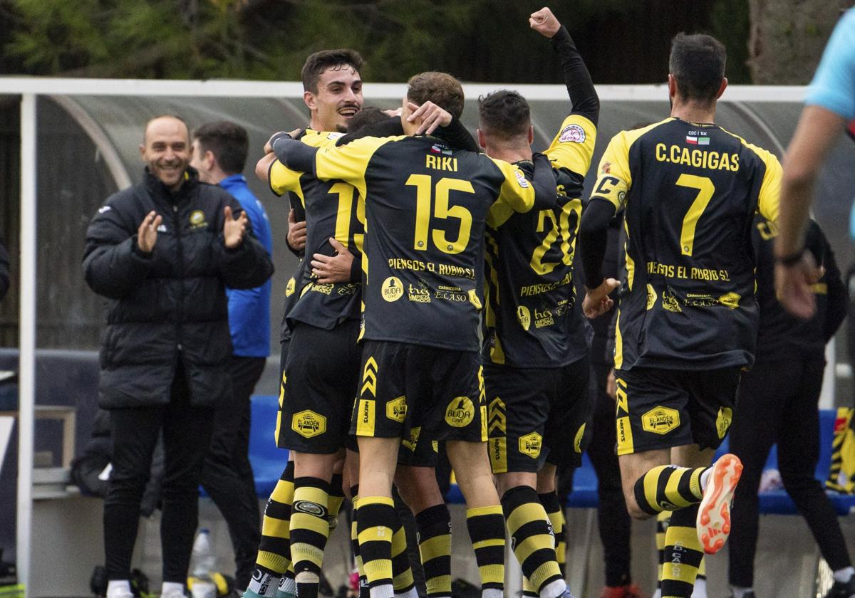 Los jugadores del Cayón se funden en un abrazo tras marcar uno de los dos goles en la eliminatoria ante el Ursaria que les dio el pase.