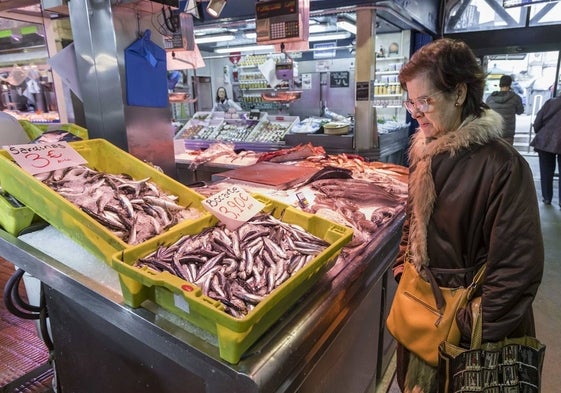 Una clienta examina los productos en el Mercado de la Esperanza, en Santander.