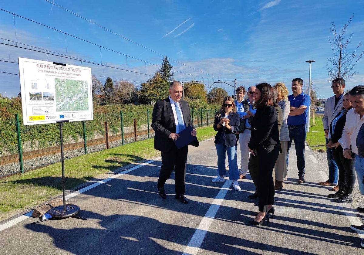 El consejero Roberto Media durante el acto de inauguración del nuevo tramo ciclable entre Bezana y Mompía