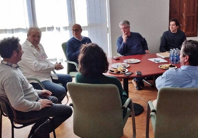 Participantes en la primera mesa redonda de la jornada sobre el hórreo cántabro.