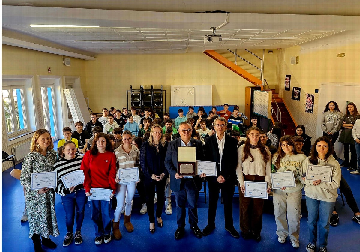 Acto de entrega de diplomas a las ganadoras del premio.