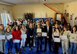 Acto de entrega de diplomas a las ganadoras del premio.