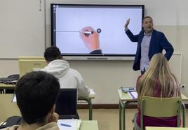 Un profesor imparte clase con una pizarra digital en el IES Augusto G. Linares de Santander.