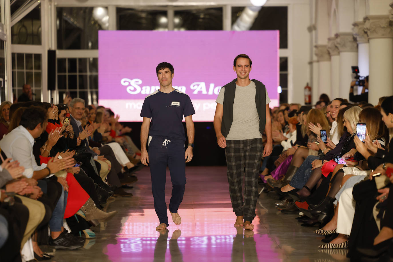 Abrieron el desfile los urólogos de Valdecilla Mario Domínguez y Gonzalo Azcárraga.