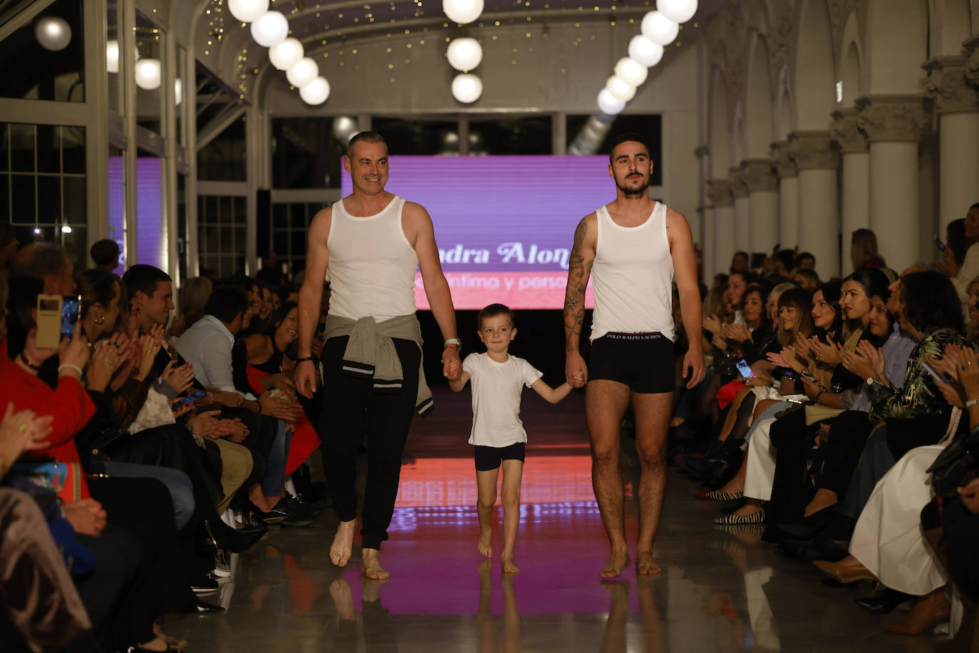 El empresario lebaniego Luis Gómez junto a sus hijos Edric, de cinco años, y Luis, de 25.