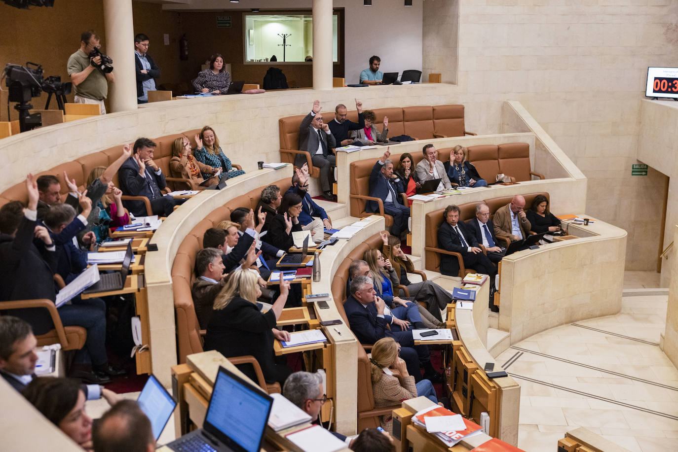 Imagen tomada durante la votación de las enmiendas a la totalidad de los Presupuestos de Cantabria.