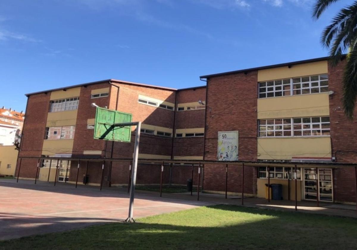 El colegio Juan de la Cosa de Santoña, que tiene más de 60 años de antigüedad.