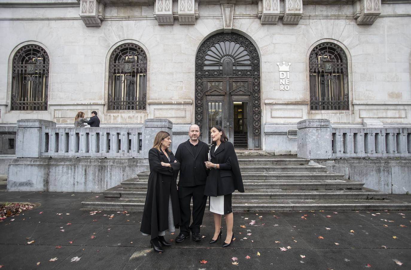 La presidenta de Cantabria, María José Sáenz de Buruaga, junto a la alcaldesa e Santander, Gema Igual, y el director del Museo Reina Sofía, Manuel Segade,durante su visita al interior de la antigua sede del Banco de España, que albergará el Centro Asociado.