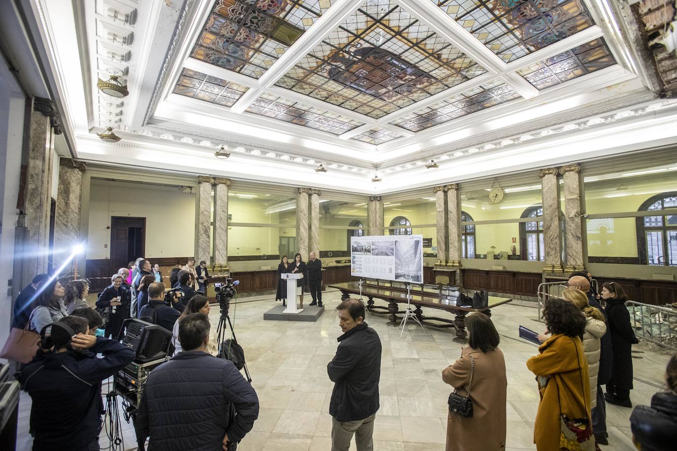 Durante su intervención, Igual ha destacado que «estamos más cerca de que esta obra vea la luz y seguiremos trabajando para ello». En el techo, la vidriera franquista del Banco de España que será sustituida por un forjado.