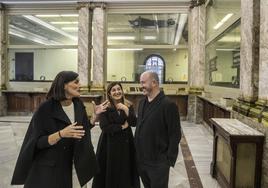 Gema Igual, alcaldesa, y María José Sáenz de Buruaga, presidenta de Cantabria, junto al director del Reina Sofía, Manuel Segade.