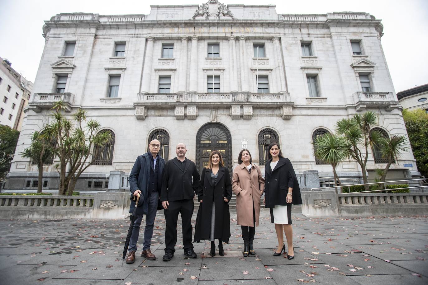 De izquierda a derecha, Antonio González Fuentes, director general de Cultura;Manuel Segade, director del Reina Sofía; María José Sáenz de Buruaga, presidenta de Cantabria; Sonia López Lafuente, en representación del Archivo Lafuente y Gema Igual, alcaldesa de Santander. 