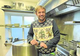 Alfonso Ruigómez, en su cocina tras concluir el servicio.