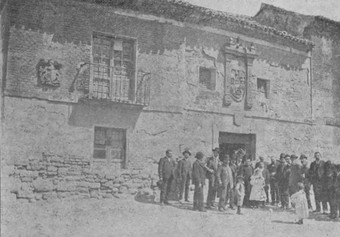 Miembros de la Sociedad Castellana de Excursiones visitan en 1904 la casa de Cabezón donde se alojó Luisa Gabriela de Saboya.