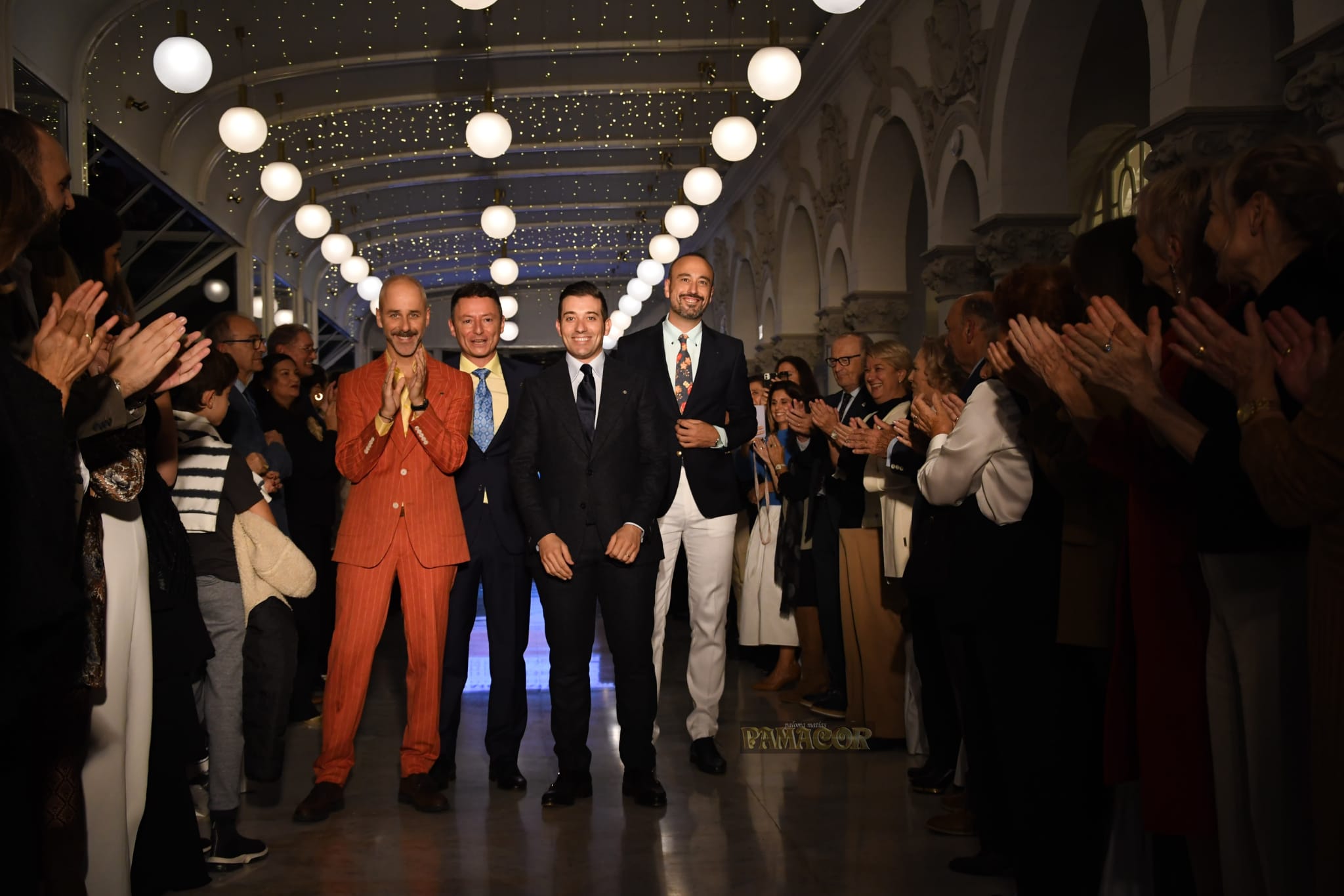 El consejero de Educación, Sergio Silva; el vicepresidente del Parlamento de Cantabria, Alejandro Liz; EL hijo del diseñador Félix Ramiro, Miguel Ángel Ramiro; y el alcalde de Torrelavega, Javier López Estrada, al finalizar el desfile.