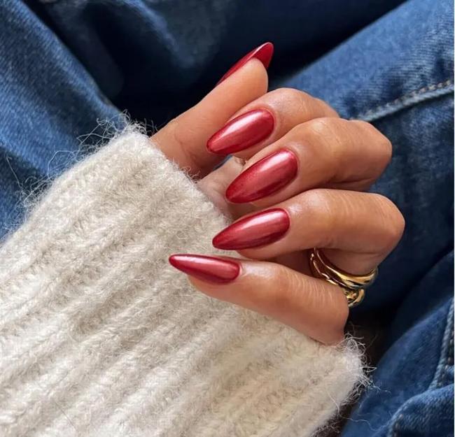 Manicura roja con acabado metalizado, una de las grandes tendencias del otoño.